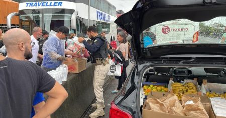 PRF auxilia pessoas retidas há mais de 2 dias no trânsito em Palhoça com distribuição de água e alimentos