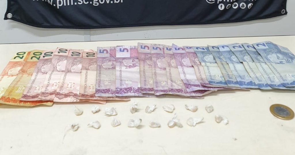 *Homem de 41 anos é preso com 16 pedras de crack para venda próximo a instituições de ensino em Blumenau*