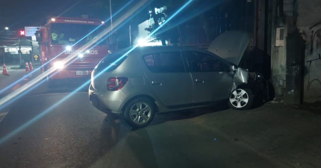 Carro de passeio utilizado em aplicativo colide em Blumenau e deixa 2 pessoas feridas