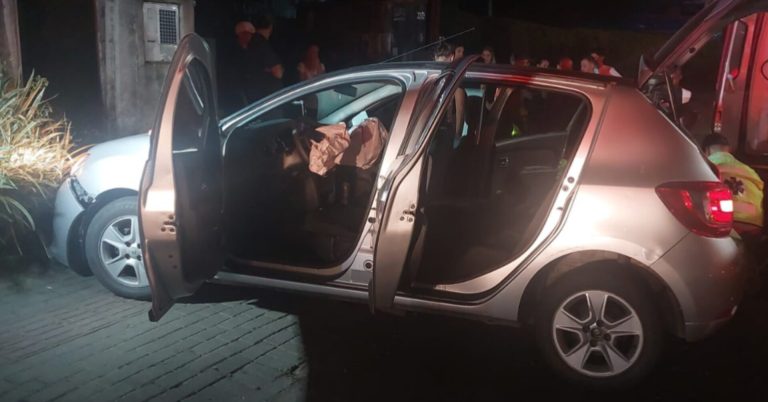 Carro de passeio utilizado em aplicativo colide em Blumenau e deixa 2 pessoas feridas