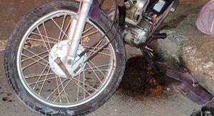 Colisão entre carro e moto deixa motociclista com fraturas graves em Blumenau