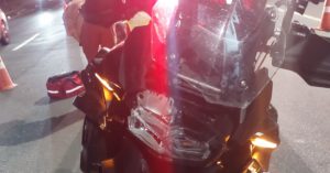 Acidente em Blumenau: Condutor de 36 anos da moto BMW é levado ao hospital após colisão com VW Fox