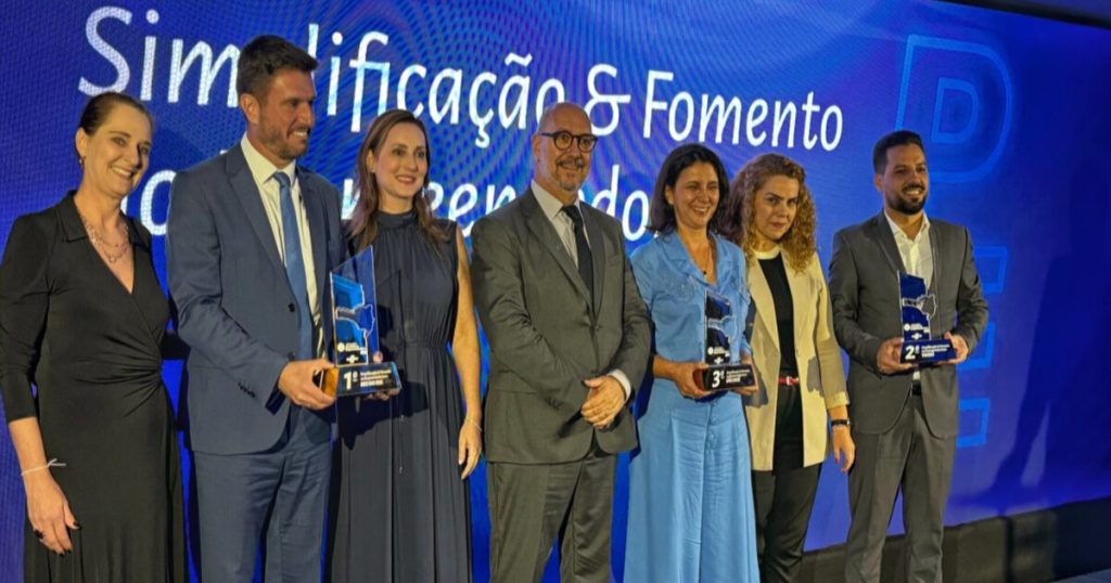 Timbó recebe prêmio do Sebrae pelo Simplifica Timbó, que oferece mais de 640 serviços em um só lugar