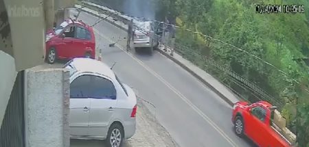 Em Blumenau, condutor colide contra poste após perder a direção e quase atropelar trabalhadores