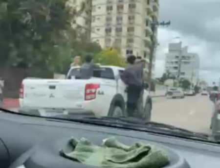 Adolescentes são flagrados em Rio do Sul pendurados em carro da prefeitura