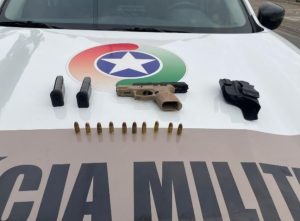 Em Indaial, condutor de BMW é pego com arma e munições durante abordagem da PM