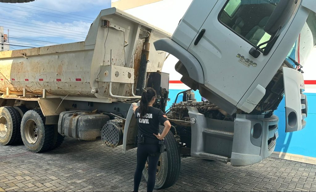 Em Timbó, policiais civis apreendem caminhão de terraplanagem com placa adulterada