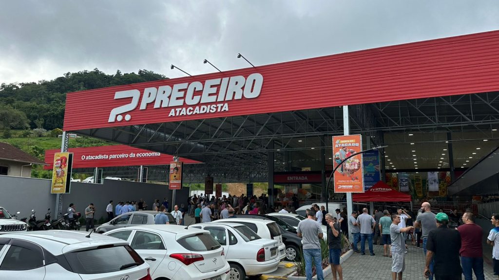 Inauguração do Preceiro Atacadista atrai multidão em Rodeio; 55 empregos foram gerados