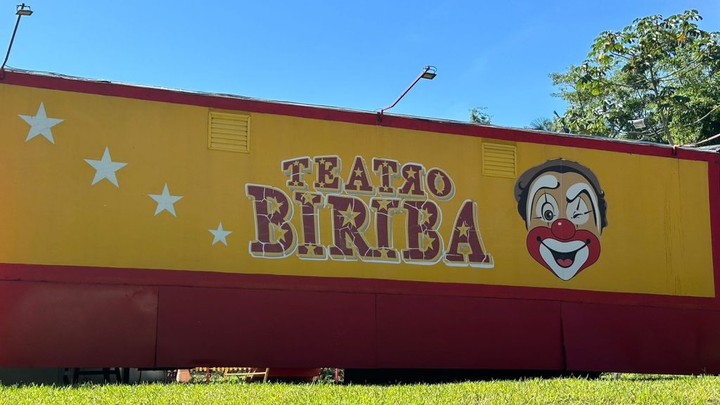Circo estreia nesta sexta em Timbó; equipe do Misturebas conversou com palhaço Birita; confira
