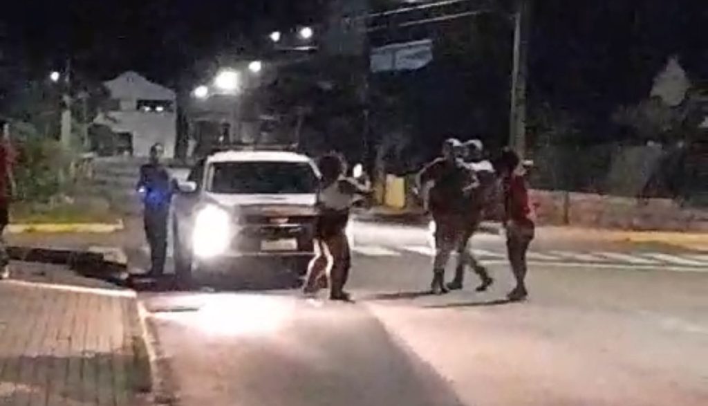 PM utiliza balas de borracha e spray de pimenta para conter tumulto em Timbó; 4 são presos