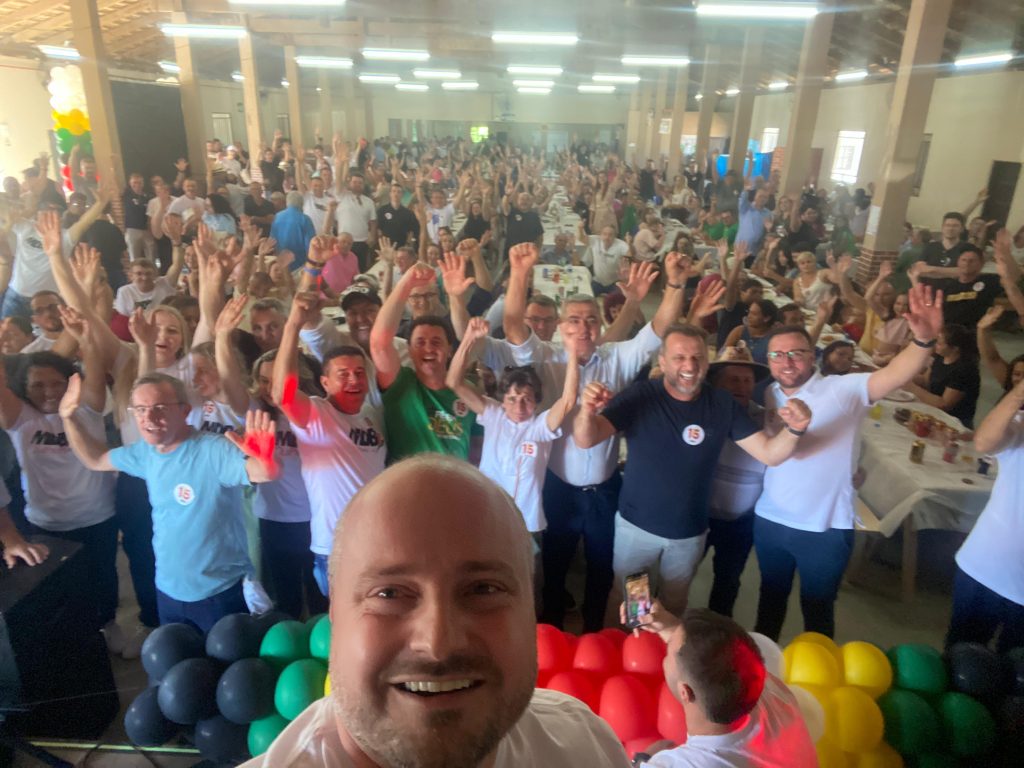 Mais de 1000 pessoas celebram o lançamento do pré-candidato à Prefeitura de Indaial, Roger Knipers