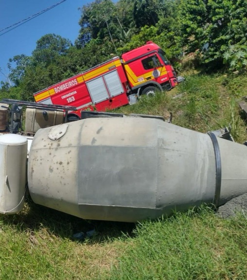 Em Camboriú, caminhão betoneira derrama cerca de 200 litros de combustível após tombar durante subida 