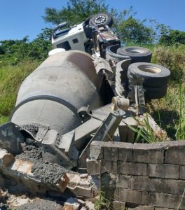 Em Camboriú, caminhão betoneira derrama cerca de 200 litros de combustível após tombar durante subida