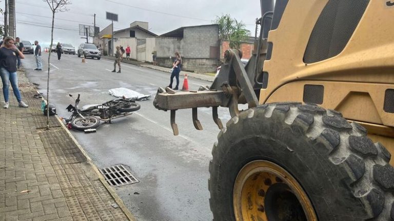 Motociclista morre em Jaraguá do Sul após colidir contra patrola e ser arrastado por cerca de 50 metros