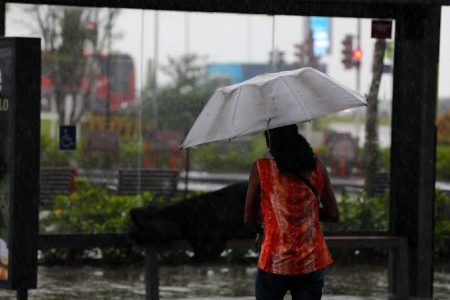 Frente fria trará chuvas e temporais a SC: alerta para riscos de alagamentos e danos