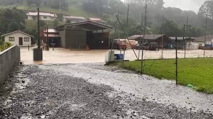 Chuvas intensas causam estragos em 30 municípios de SC