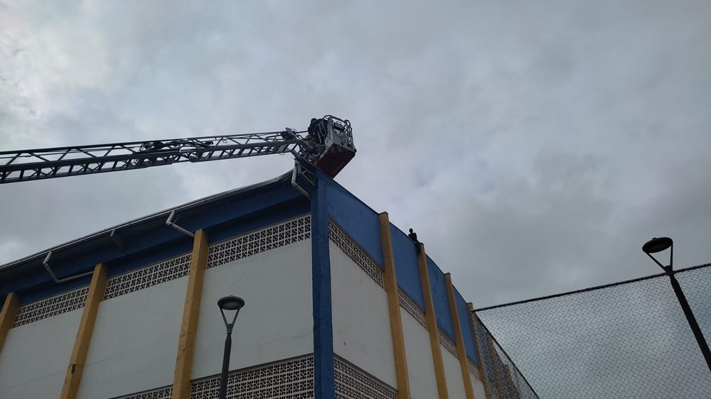 3 trabalhadores são resgatados após telhado de ginásio em Itajaí ceder 