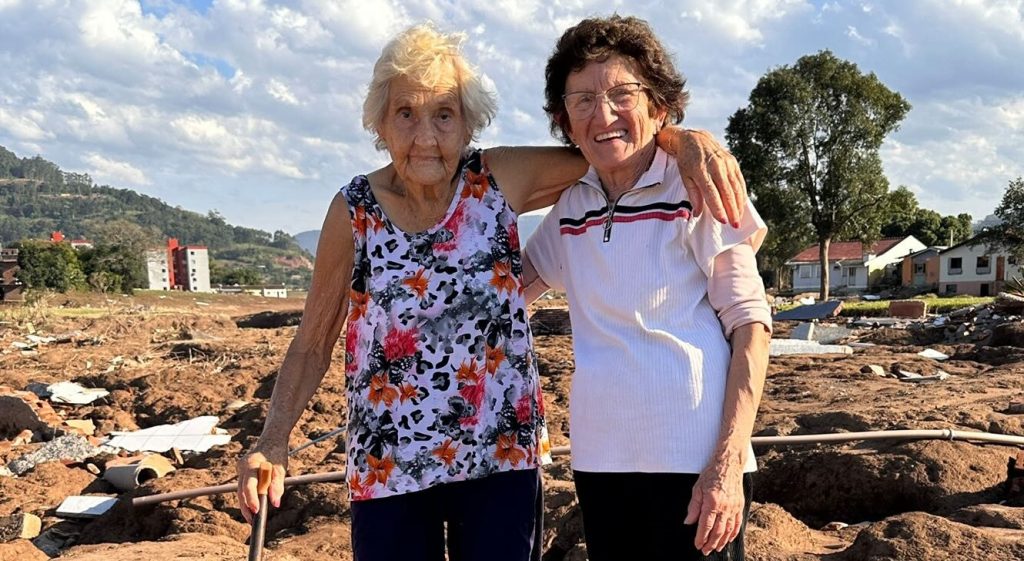 Dona Anilda, de 81 anos, mostra determinação após perder tudo no Rio Grande do Sul