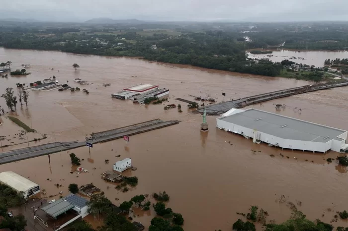 Recuo do Rio Taquari, no Rio Grande do Sul, revela cenário de destruição