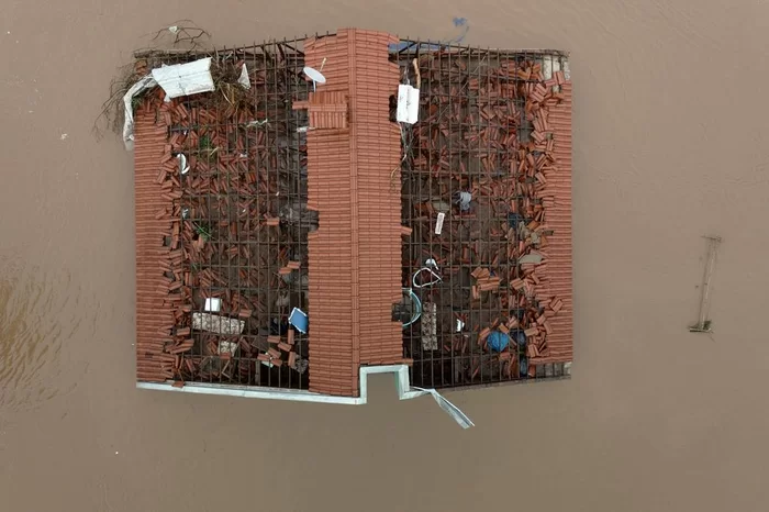 Recuo do Rio Taquari, no Rio Grande do Sul, revela cenário de destruição