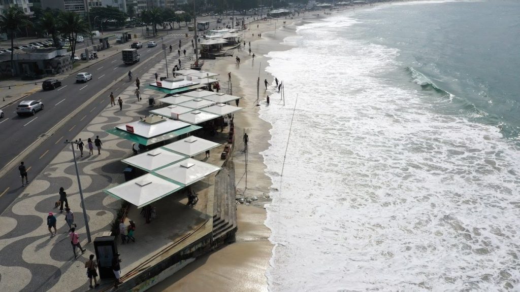 Santos e Rio de Janeiro terão partes cobertas pelo mar até 2100, diz estudo
