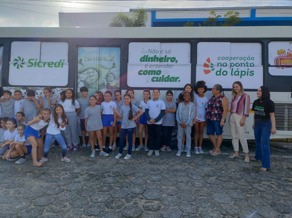 Sicredi leva ônibus cinema para escolas da região