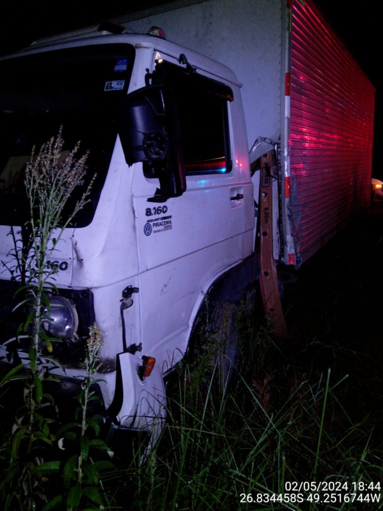 Colisão em Timbó entre caminhão e veículo de serviço de internet e telefonia de Indaial deixa uma pessoa ferida