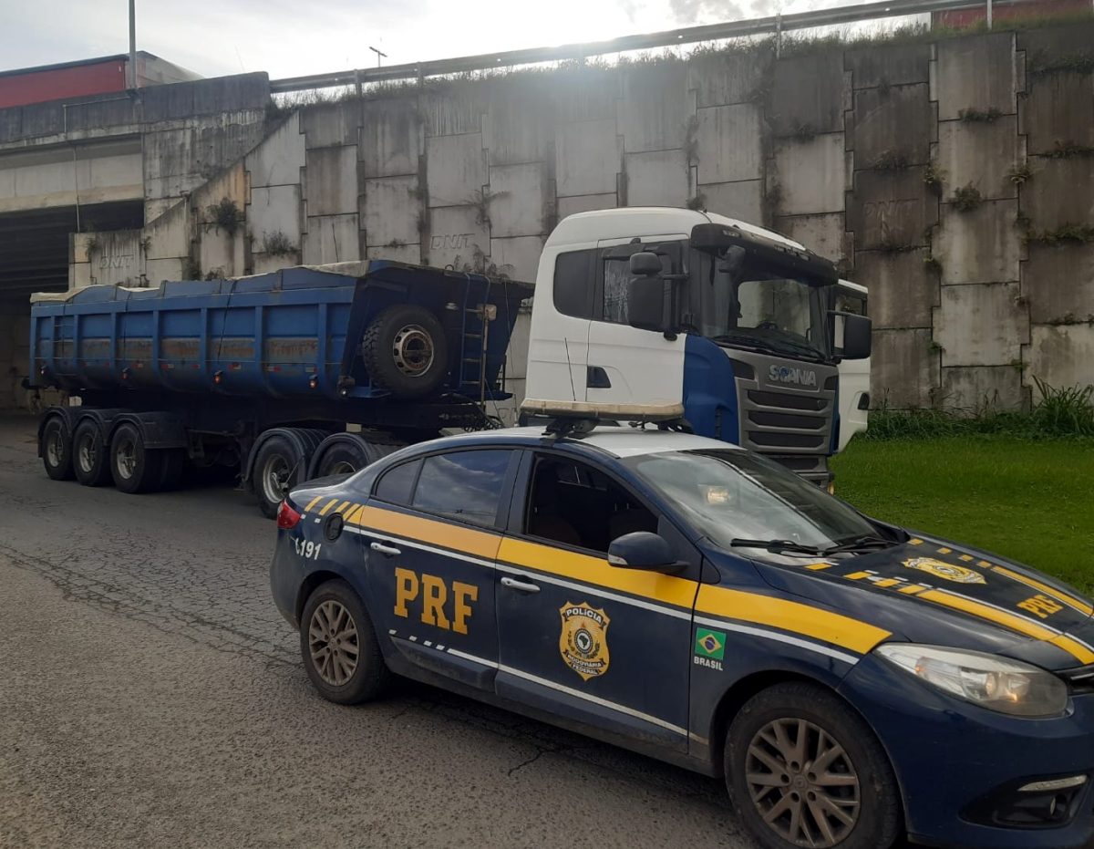 Em Blumenau, quase 15 toneladas de excesso são flagradas em caminhão na BR-470