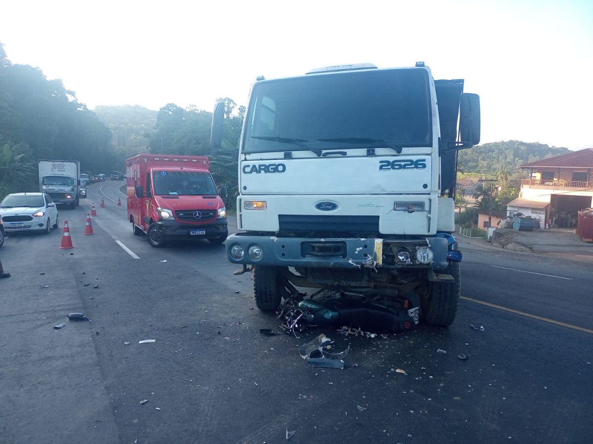 Colisão entre caminhão e motocicleta deixa um ferido entre Blumenau e Indaial 