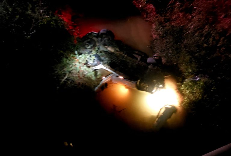 Em Apiúna, veículo despenca de quase 6 metros após colidir contra ponte