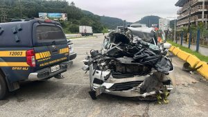 Grave colisão entre 2 veículos em Itapema deixa condutor morto