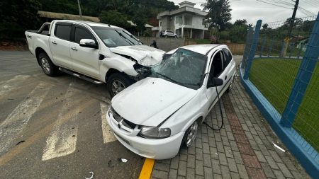 Em Timbó, colisão deixa motorista prensado contra muro de escola