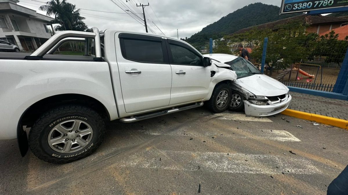 Em Timbó, colisão deixa motorista prensado contra muro de escola