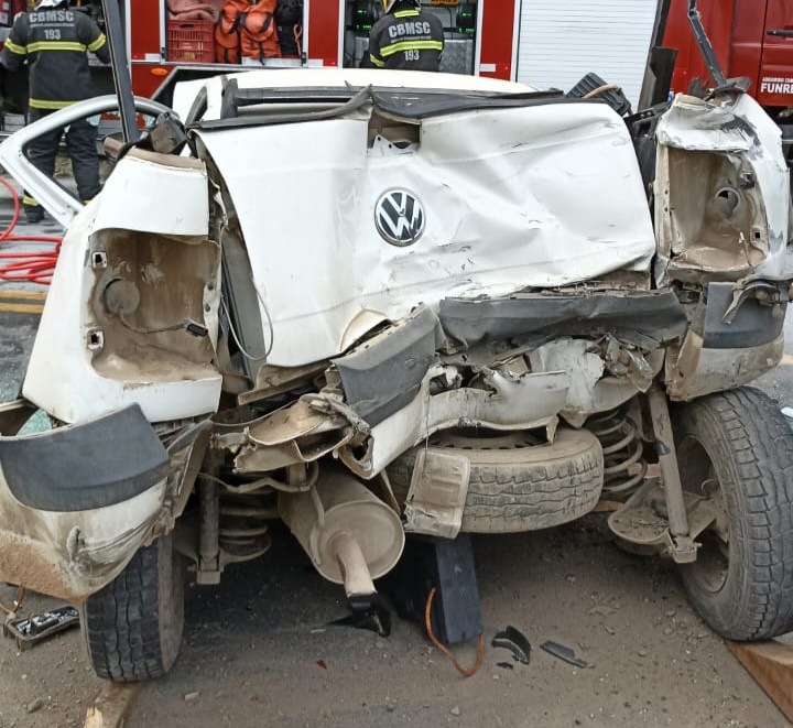 Engavetamento envolvendo 5 veículos em Rio do Sul deixa condutor preso dentro de carro 