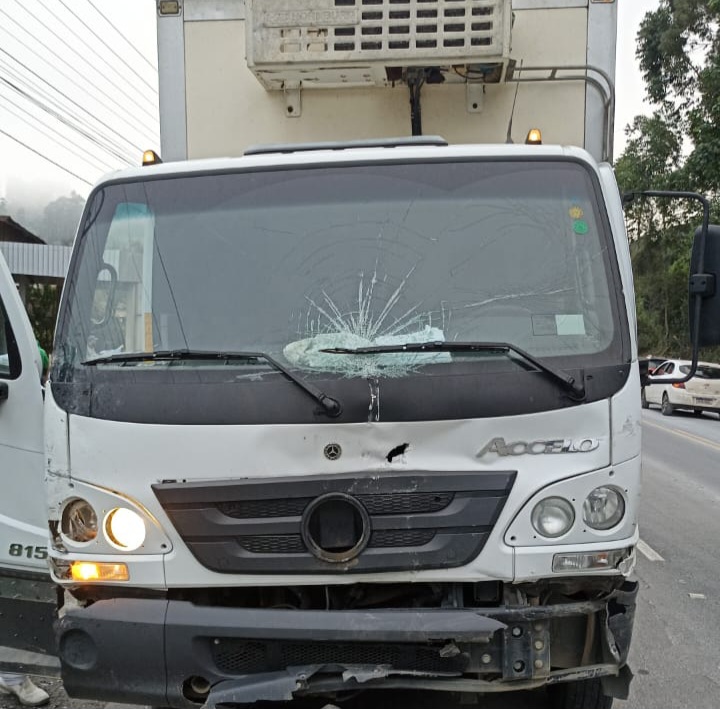 Engavetamento envolvendo 5 veículos em Rio do Sul deixa condutor preso dentro de carro 