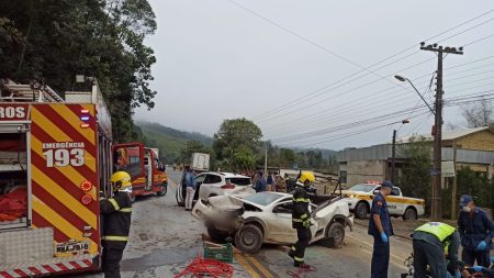 Engavetamento envolvendo 5 veículos em Rio do Sul deixa condutor preso dentro de carro 