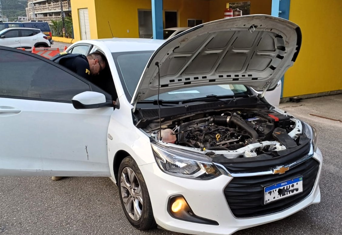 PRF recupera em Itapema carro furtado e clonado antes mesmo de receber a placa original 