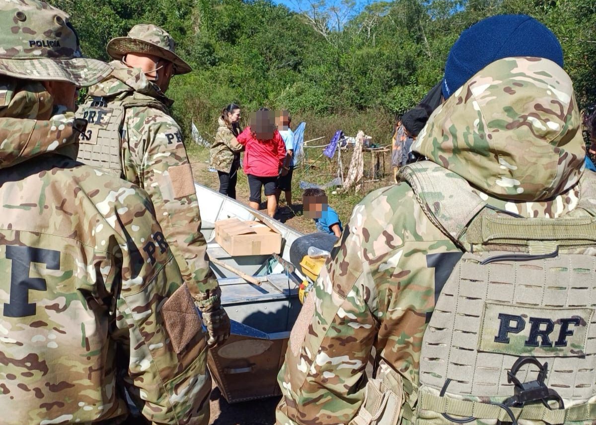 PRF de SC leva suprimentos para tribo indígena ilhada no Rio Grande do Sul