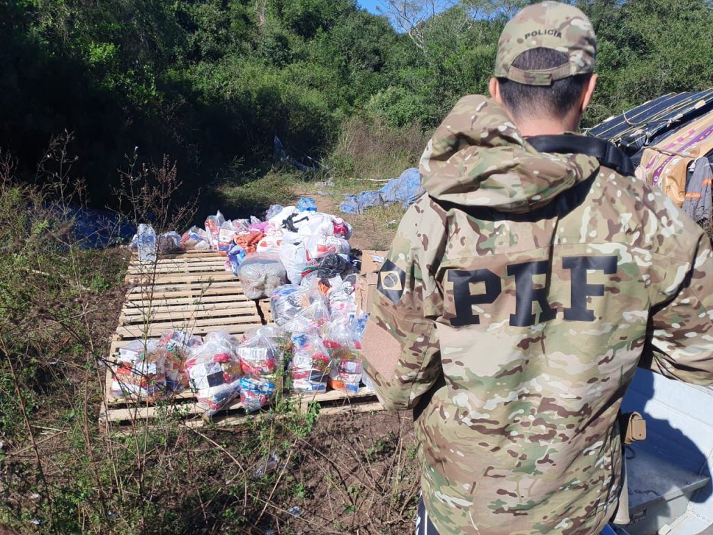 PRF de SC leva suprimentos para tribo indígena ilhada no Rio Grande do Sul