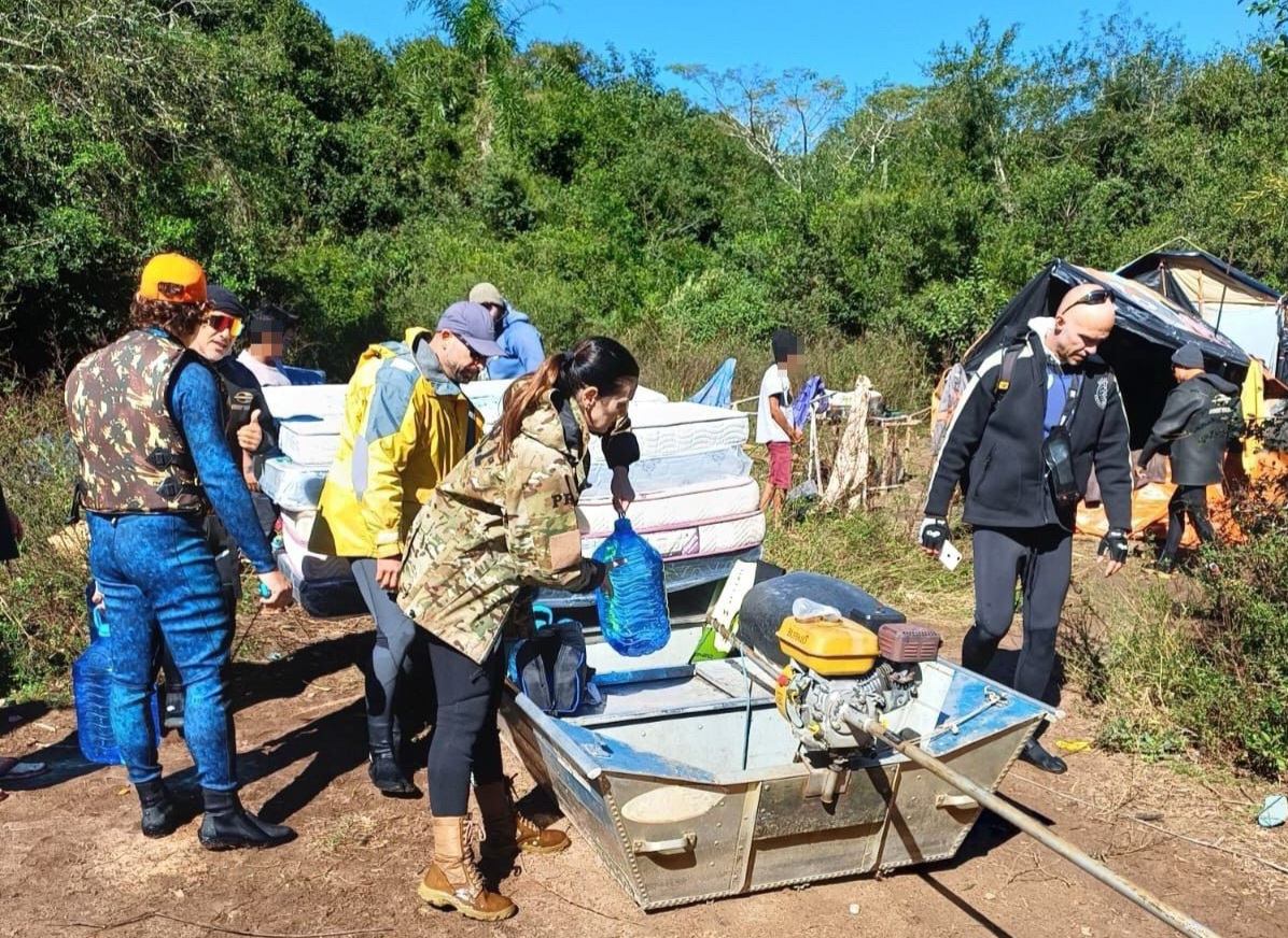 PRF de SC leva suprimentos para tribo indígena ilhada no Rio Grande do Sul