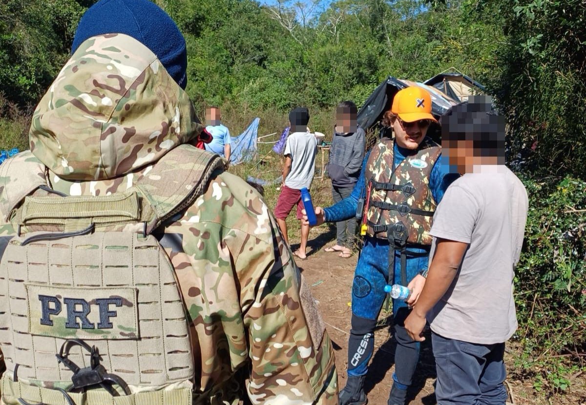 PRF de SC leva suprimentos para tribo indígena ilhada no Rio Grande do Sul