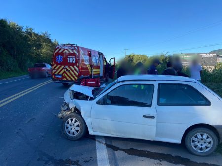 Colisão entre carros na BR-470 em Rio do Sul deixa uma pessoa ferida