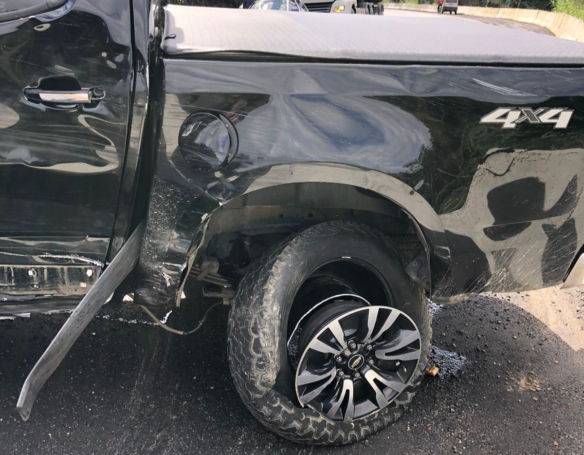 Grave colisão entre moto e caminhonete em Rodeio deixa 2 feridos 