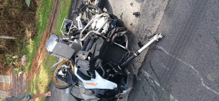 Grave colisão entre moto e caminhonete em Rodeio deixa 2 feridos 