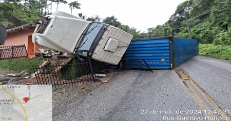 Carreta com carga de 26 toneladas tomba em Brusque e passageiro sofre choque elétrico