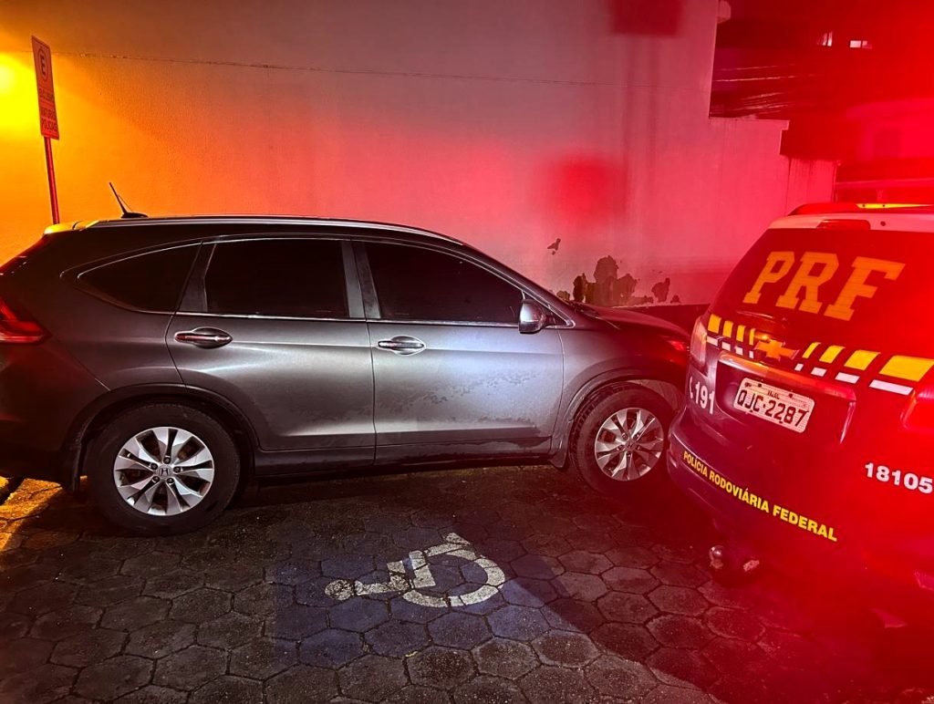 Homem transportando crianças em veículo furtado é preso na BR-101, em Itapema