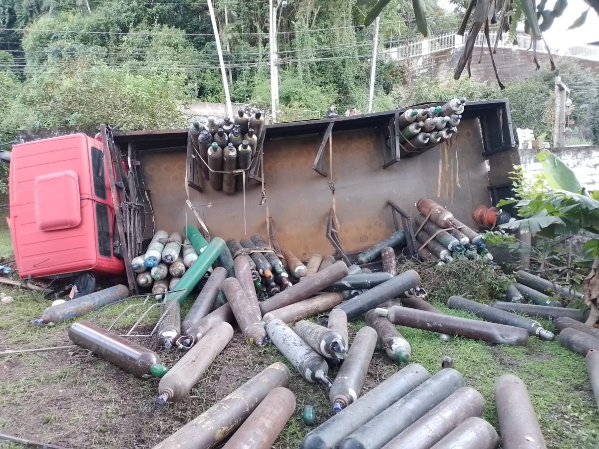 Caminhão de gás tomba em Blumenau após condutor perder o controle do veículo 