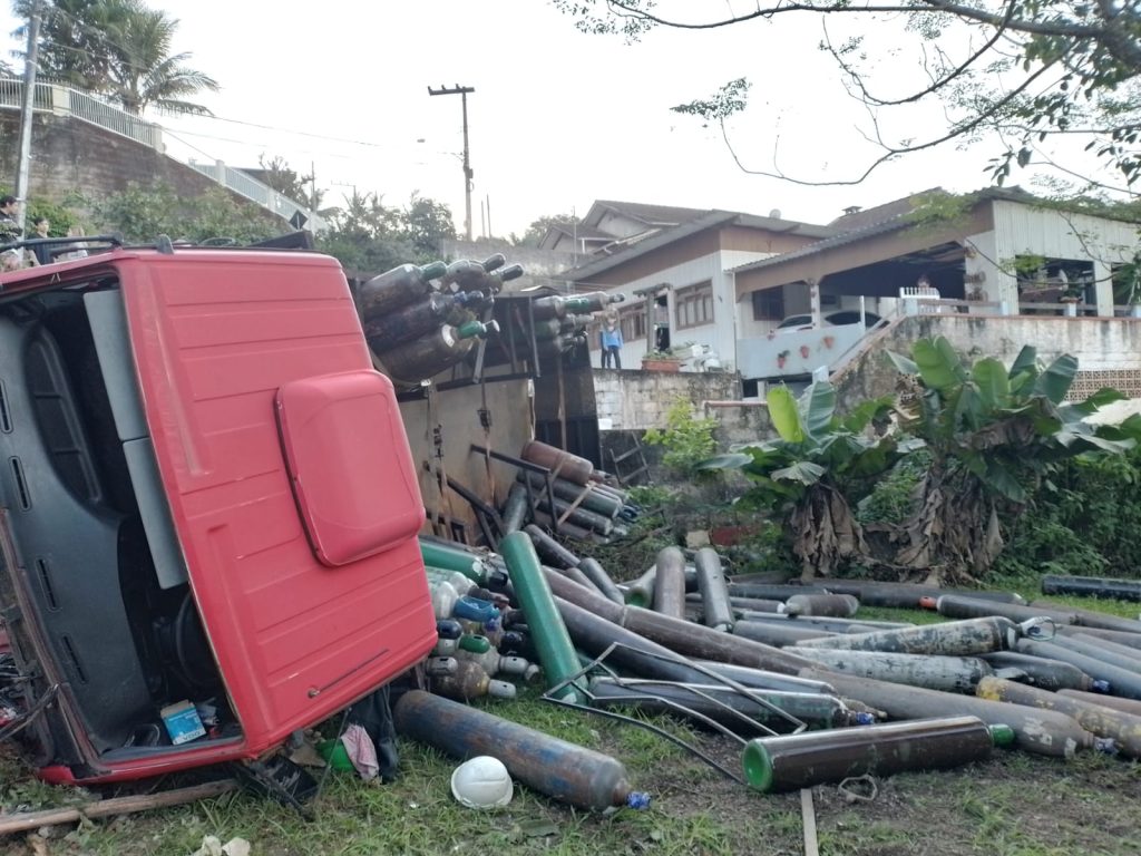 Caminhão de gás tomba em Blumenau após condutor perder o controle do veículo 