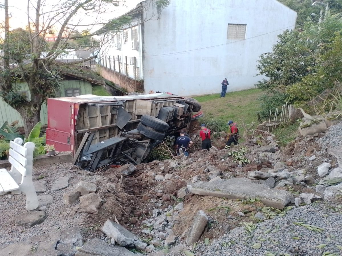 Caminhão de gás tomba em Blumenau após condutor perder o controle do veículo 