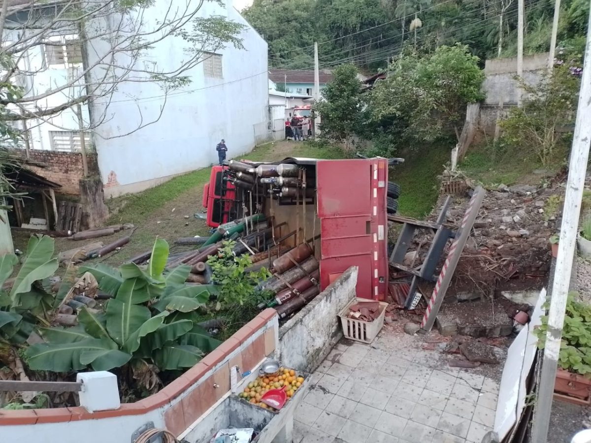 Caminhão de gás tomba em Blumenau após condutor perder o controle do veículo 